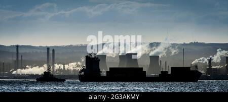 Raffinerie de pétrole à Grangemouth sur le Firth of Forth, vue de Fife Banque D'Images