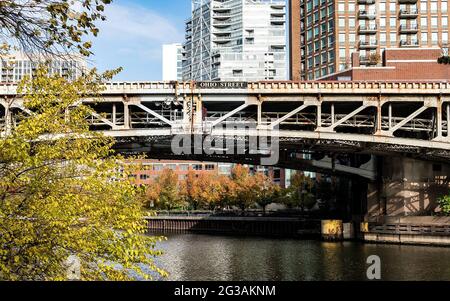 Gros plan d'un pont métallique au-dessus d'une rivière dans le centre-ville de Chicago Illinois USA Banque D'Images