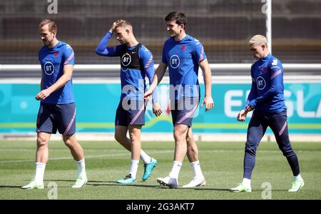 Harry Kane, Jordan Henderson, Harry Maguire et Phil Foden (gauche-droite) pendant la séance d'entraînement à St George's Park, Burton Upon Trent. Date de la photo: Mardi 15 juin 2021. Banque D'Images