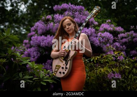 Londres, Royaume-Uni. 15 juin 2021. Ruta Di - Photocall chanteur et guitariste à Greenwich Park. Originaire de Lituanie et maintenant résidant dans le sud-est de Londres, l'auteur-compositeur-interprète Ruta Di interprète un mélange riche et inventif de musique néo-soul et jazz. Son nouveau single « Say », de son prochain album, a reçu plusieurs émissions de radio, y compris une place sur BBC Jazz Nights. Credit: Guy Corbishley/Alamy Live News Banque D'Images