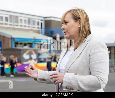 Michelle McIlveen lors de son premier engagement en tant que ministre de l'éducation de l'Irlande du Nord en visite à l'école primaire et à la pépinière de Ballysillan dans le nord de Belfast. Banque D'Images