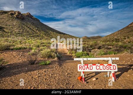 Route fermée, panneau à Tres Papalotes, camping dans la région d'El Solitario, dôme volcanique effondré et érodé, parc national de Big Bend Ranch, Texas, États-Unis Banque D'Images