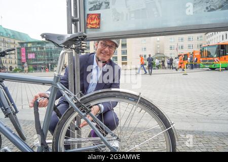 15 juin 2021, Berlin: Andreas Scheuer (CSU), ministre fédéral des Transports, déverrouille son vélo devant la porte de Brandebourg après la remise de deux nouveaux véhicules de collecte de déchets de piles à combustible pour le Berliner Stadtreinigungsbetriebe (BSR). Photo: Jörg Carstensen/dpa Banque D'Images