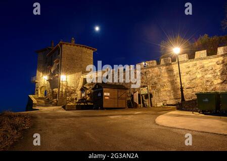 Rues de la ville de Roda de Isábena à l'heure bleue et la nuit (Ribagorza, Aragon, Espagne) ESP: Calles de la villa de Roda de Isábena al amanecer Banque D'Images