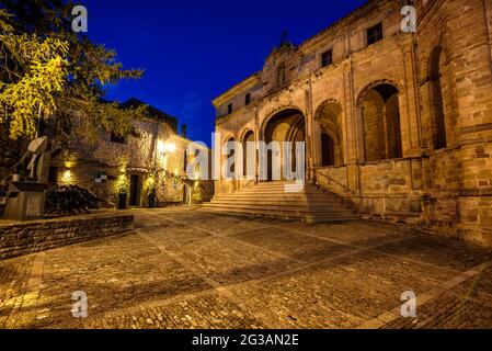 Rues de la ville de Roda de Isábena à l'heure bleue et la nuit (Ribagorza, Aragon, Espagne) ESP: Calles de la villa de Roda de Isábena al amanecer Banque D'Images