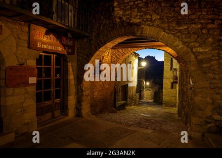 Rues de la ville de Roda de Isábena à l'heure bleue et la nuit (Ribagorza, Aragon, Espagne) ESP: Calles de la villa de Roda de Isábena al amanecer Banque D'Images