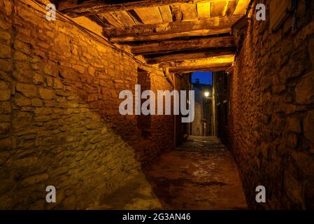 Rues de la ville de Roda de Isábena à l'heure bleue et la nuit (Ribagorza, Aragon, Espagne) ESP: Calles de la villa de Roda de Isábena al amanecer Banque D'Images