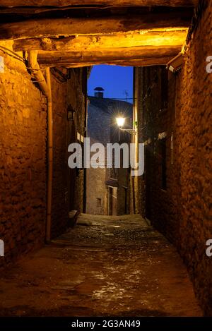 Rues de la ville de Roda de Isábena à l'heure bleue et la nuit (Ribagorza, Aragon, Espagne) ESP: Calles de la villa de Roda de Isábena al amanecer Banque D'Images