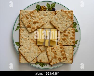 désert composé d'un plateau de fromage et de biscuits Banque D'Images