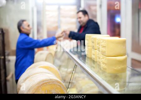 Kars,Turquie - 01-29-2016 : traditionnel fromage cheddar ancien de Kars. Banque D'Images