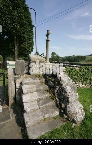 La pierre s'entaille dans et depuis l'église paroissiale de St. Michael & All Angels Linton, Yorkshire, Angleterre, Royaume-Uni Banque D'Images