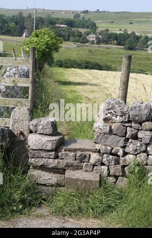 La pierre s'entaille dans et depuis l'église paroissiale de St. Michael & All Angels Linton, Yorkshire, Angleterre, Royaume-Uni Banque D'Images