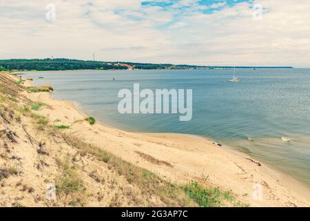 Vue panoramique depuis les dunes de sable de Nida, Klaipeda, Lituanie, Europe. Spit de Curonian et lagune de Curonian, port de Nida. Dunes de la Baltique. Patrimoine de l'UNESCO Banque D'Images