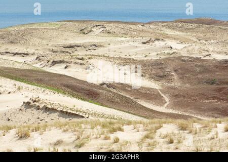Vue panoramique sur les dunes de sable de Nida, Klaipeda, Lituanie, Europe. Spit de Curonian et lagune de Curonian. Dunes baltes sur la mer Baltique. Patrimoine de l'UNESCO Banque D'Images