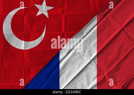 Concept de la relation entre la Turquie et la France avec deux drapeaux l'un sur l'autre Banque D'Images