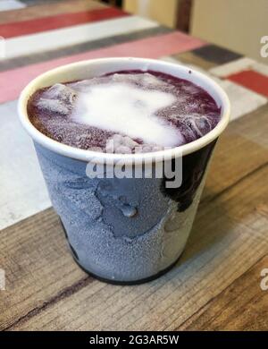 Crème glacée maison aux myrtilles dans une petite tasse en papier Banque D'Images