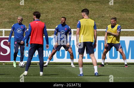 En Angleterre, Phil Foden, Kyle Walker et Kalvin Phillips (à gauche et à droite) pendant la séance d'entraînement au parc St George, Burton Upon Trent. Date de la photo: Mardi 15 juin 2021. Banque D'Images