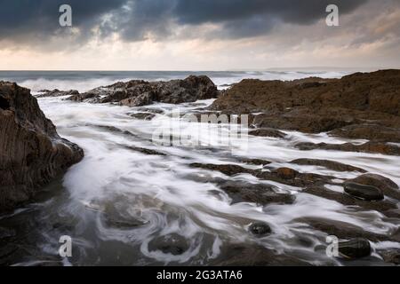 Le rivage rocheux à Westward Ho ! Sur le North Devon Coast National Landscape, Angleterre. Banque D'Images