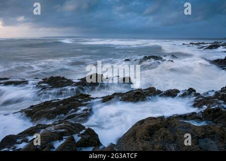 Le rivage rocheux à Westward Ho ! Sur le North Devon Coast National Landscape, Angleterre. Banque D'Images