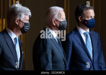 Le roi Philippe - Filip de Belgique, le président américain Joe Biden et le Premier ministre Alexander de Croo ont photographié devant un public au Palais Royal de Bru Banque D'Images