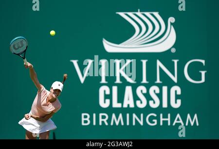 Ajla Tomljanovic en action contre Elise Mertens pendant la deuxième journée du Viking Classic au Club du Prieuré d'Edgbaston, Birmingham. Date de la photo: Mardi 15 juin 2021. Banque D'Images