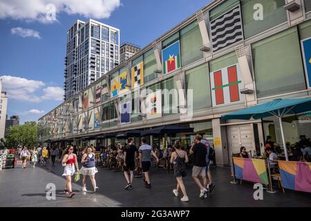 Les gens marchent le long de la zone de South Bank dans le centre de Londres, Angleterre, Royaume-Uni Banque D'Images