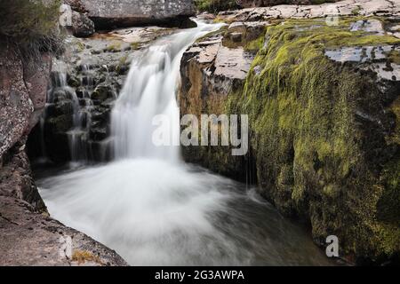 Petite chute d'eau dans la séquence des chutes connue collectivement sous le nom de Ardessie Falls près de Dundonnell, NW Highlands, Écosse, Royaume-Uni Banque D'Images