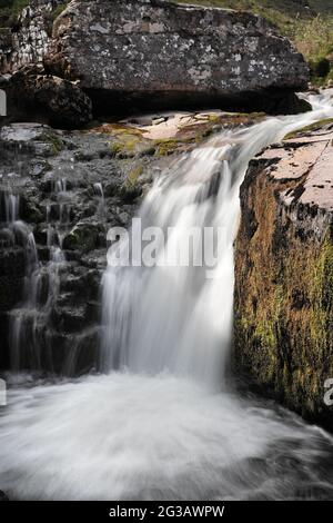 Petite chute d'eau dans la séquence des chutes connue collectivement sous le nom de Ardessie Falls près de Dundonnell, NW Highlands, Écosse, Royaume-Uni Banque D'Images