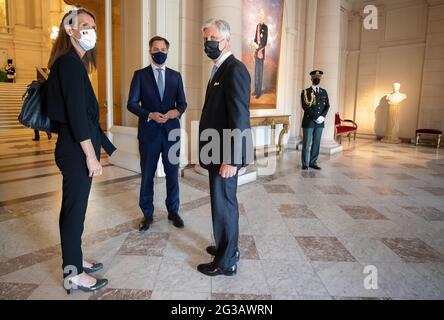 Le Premier ministre belge Sophie Wilmes, le Premier ministre Alexander de Croo et le Roi Philippe - Filip de Belgique photographiés après un public au Royal Pa Banque D'Images