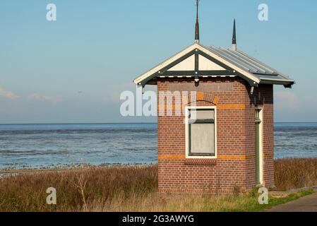 Wieringen, pays-Bas. Juin 2017. Une ancienne maison de mesure du Rijkswaterstaat sur les rives de la mer des Wadden. Photo de haute qualité Banque D'Images