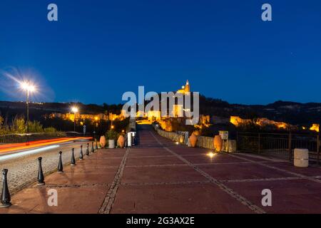 Vue nocturne des ruines de la capitale du second Empire bulgare forteresse médiévale Tsarevets, Veliko Tarnovo, Bulgarie Banque D'Images