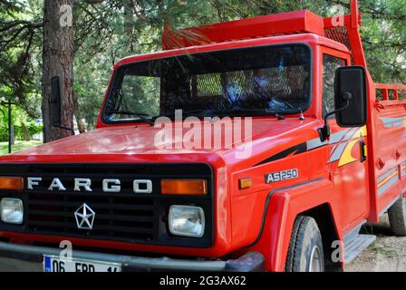 Ankara Turquie. Mai 2021. Red Dodge Chrysler Fargo EN TANT que pick-up 250 produit par le local Askam. Pick-up Fargo abandonnée. Banque D'Images