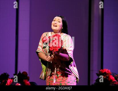 Dina Kuznetsova (CIO-CIO-San / Madame Butterfly) dans MADAME BUTTERFLY par Puccini à l'Opéra national anglais (ENO), London Coliseum, Londres WC2 14/10/2013 musique: Giacomo Puccini libretto: Luigi Ilica et Giuseppe Giacoma chef d'orchestre: Gianluca Marciano Set design: Michael Levine costumes: Peter Mumford et directeur de l'éclairage: Peter Han Feng Carolyn Choa Directrice originale: Anthony Minghella Directrice du renouveau: Sarah tipple Banque D'Images