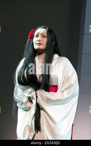 Dina Kuznetsova (CIO-CIO-San / Madame Butterfly) dans MADAME BUTTERFLY par Puccini à l'Opéra national anglais (ENO), London Coliseum, Londres WC2 14/10/2013 musique: Giacomo Puccini libretto: Luigi Ilica et Giuseppe Giacoma chef d'orchestre: Gianluca Marciano Set design: Michael Levine costumes: Peter Mumford et directeur de l'éclairage: Peter Han Feng Carolyn Choa Directrice originale: Anthony Minghella Directrice du renouveau: Sarah tipple Banque D'Images