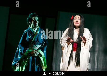 l-r: Pamela Helen Stephen (Suzuki), Dina Kuznetsova (CIO-CIO-San / Madame Butterfly) dans MADAME BUTTERFLY par Puccini à l'Opéra National Anglais (ENO), London Coliseum, Londres WC2 14/10/2013 musique: Giacomo Puccini libretto: Luigi Ilica et Giuseppe Giacoma: Gianluca Marcieng costumes: Peter Mumford Directeur associé et chorégraphe original: Carolyn Choa Directeur original: Anthony Minghella Directeur du renouveau: Sarah Tipple Banque D'Images