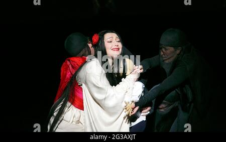 Embrasser son fils Sorrow (représenté par une marionnette) pour la dernière fois: Dina Kuznetsova (CIO-CIO-San / Madame Butterfly) dans MADAME BUTTERFLY par Puccini à l'Opéra National Anglais (ENO), London Coliseum, Londres WC2 14/10/2013 musique: Giacomo Puccini libretto: Luigi Ilica et Giuseppe Giacomo Levanlucanina: Han Feng Lighting: Peter Mumford Directeur associé et chorégraphe original: Carolyn Choa Directeur original: Anthony Minghella Directeur du renouveau: Sarah Tipple Banque D'Images