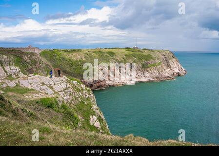 Côte du Devon de Berry Head, vue de deux femmes regardant vers le promontoire de Berry Head, une zone de conservation de la faune à Torbay, Devon, Angleterre Banque D'Images