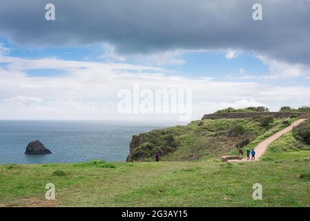 Devon Coast Path, vue sur les personnes marchant sur le South West Coast Path à Berry Head à Torbay, Devon, Angleterre, Royaume-Uni Banque D'Images