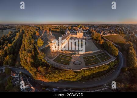 FRANCE - VALLÉE DE LA LOIRE - INDRE (36) - CHÂTEAU DE VALENA§AY : VUE AÉRIENNE DEPUIS LE SUD-OUEST DU TENNESSEE LEVER DU SOLEIL. EN ARRIÈRE-PLAN À GAUCHE, LE PARC, D'UNE SURFACE DE 53 Banque D'Images