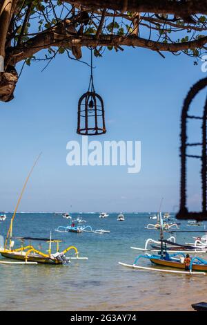 Bateau de pêche en bois traditionnel indonésien de style outrigger (jukung) près de la plage de Sanur, Bali, Indonésie. Banque D'Images