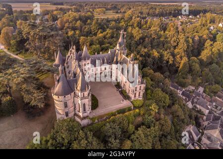 FRANCE - VAL DE LOIRE - LOIR ET CHER (41) - CHÂTEAU DE CHAUMONT SUR LOIRE : VUE AÉRIENNE DU NORD. PERCHÉ À 40 MÈTRES AU-DESSUS DE LA LOIRE, CE C Banque D'Images