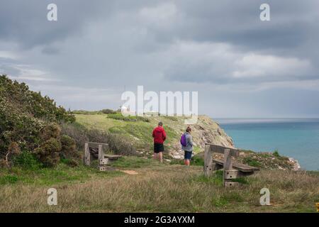 Devon Coast Path, vue des gens qui font une pause pour regarder le promontoire de Berry Head tout en marchant sur le South West Coast Path à Torbay, Devon, Angleterre, Royaume-Uni Banque D'Images