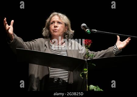 Milan, Italie Piccolo Teatro Strehle, Giorgio Strehler l'événement de garçon de 100 ans en sa mémoire la Milanesiana avec la participation de Elisabetta Sgarbi directeur artistique la Milanesiana, Stefano Bruno Galli conseiller pour la Culture région Lombardie, Filippo del Corno conseiller pour la Culture de la Municipalité de Milan, Claudio Longhi réalisateur Piccolo Teatro prologue par Ruth Shammah avec les témoignages et les souvenirs d'Ornella Vanoni, Massimo Ranieri Piergaetano Marchetti avec Mario Andreose et Cristina Battocletti dans la photo: Ruth Shammah Banque D'Images