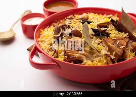 Kathal Biryani est fait à l'aide de morceaux de jackfruit crus cuits lentement avec une variété d'épices et mélangés avec du riz basmati. Servi avec du caillé et du salan. INDI Banque D'Images