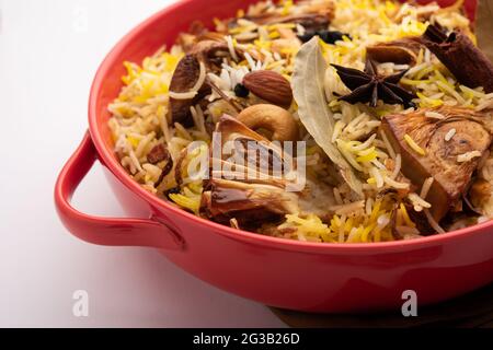 Kathal Biryani est fait à l'aide de morceaux de jackfruit crus cuits lentement avec une variété d'épices et mélangés avec du riz basmati. Servi avec du caillé et du salan. INDI Banque D'Images