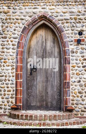 Ancienne porte en bois voûtée Banque D'Images