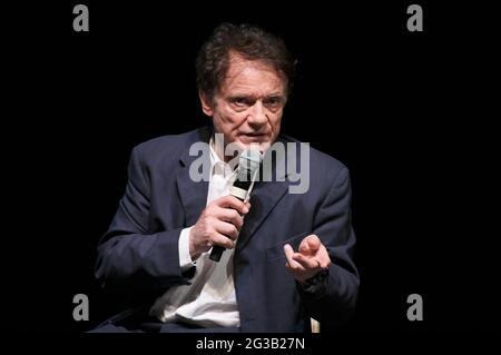 Milan, Italie Piccolo Teatro Strehle, Giorgio Strehler l'événement de garçon de 100 ans en sa mémoire la Milanesiana avec la participation de Elisabetta Sgarbi directeur artistique la Milanesiana, Stefano Bruno Galli conseiller pour la Culture région Lombardie, Filippo del Corno conseiller pour la Culture de la Municipalité de Milan, Claudio Longhi réalisateur Piccolo Teatro prologue de Ruth Shammah avec les témoignages et les souvenirs d'Ornella Vanoni, Massimo Ranieri Piergaetano Marchetti avec Mario Andreose et Cristina Battocletti dans la photo: Massimo Ranieri Banque D'Images