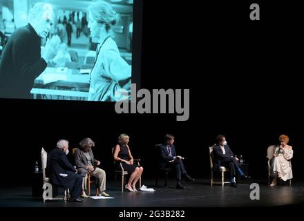 Milan, Italie Piccolo Teatro Strehle, Giorgio Strehler l'événement de garçon de 100 ans en sa mémoire la Milanesiana avec la participation de Elisabetta Sgarbi directeur artistique la Milanesiana, Stefano Bruno Galli conseiller pour la Culture région Lombardie, Filippo del Corno conseiller pour la Culture de la Municipalité de Milan, Claudio Longhi réalisateur Piccolo Teatro prologue de Ruth Shammah avec les témoignages et les souvenirs d'Ornella Vanoni, Massimo Ranieri Piergaetano Marchetti avec Mario Andreose et Cristina Battocletti dans la photo: Banque D'Images