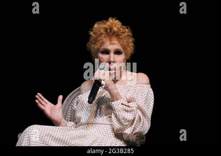 Milan, Italie Piccolo Teatro Strehle, Giorgio Strehler l'événement de garçon de 100 ans en sa mémoire la Milanesiana avec la participation de Elisabetta Sgarbi directeur artistique la Milanesiana, Stefano Bruno Galli conseiller pour la Culture région Lombardie, Filippo del Corno conseiller pour la Culture de la Municipalité de Milan, Claudio Longhi réalisateur Piccolo Teatro prologue par Ruth Shammah avec les témoignages et les souvenirs d'Ornella Vanoni, Massimo Ranieri Piergaetano Marchetti avec Mario Andreose et Cristina Battocletti dans la photo: Ornella Vanoni Banque D'Images