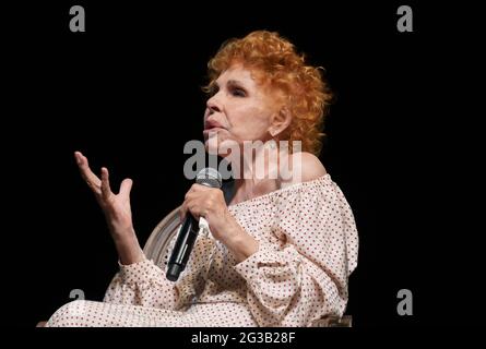 Milan, Italie Piccolo Teatro Strehle, Giorgio Strehler l'événement de garçon de 100 ans en sa mémoire la Milanesiana avec la participation de Elisabetta Sgarbi directeur artistique la Milanesiana, Stefano Bruno Galli conseiller pour la Culture région Lombardie, Filippo del Corno conseiller pour la Culture de la Municipalité de Milan, Claudio Longhi réalisateur Piccolo Teatro prologue par Ruth Shammah avec les témoignages et les souvenirs d'Ornella Vanoni, Massimo Ranieri Piergaetano Marchetti avec Mario Andreose et Cristina Battocletti dans la photo: Ornella Vanoni Banque D'Images